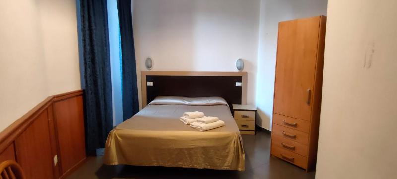 Large Single Room image 3