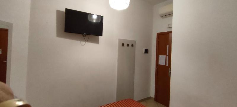 Large Single Room image 2