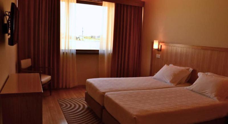 Twin Room image 4