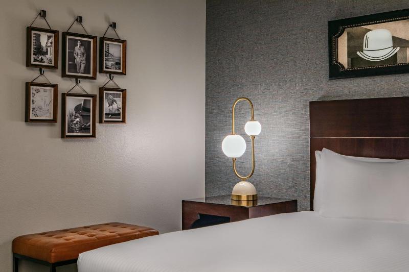 Deluxe Queen Room image 4