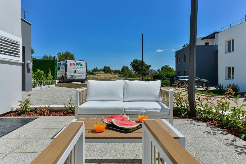 CROWONDER Villa Nika - Villa with Heated Swimming Pool Jacuzzi and Sauna - image 4