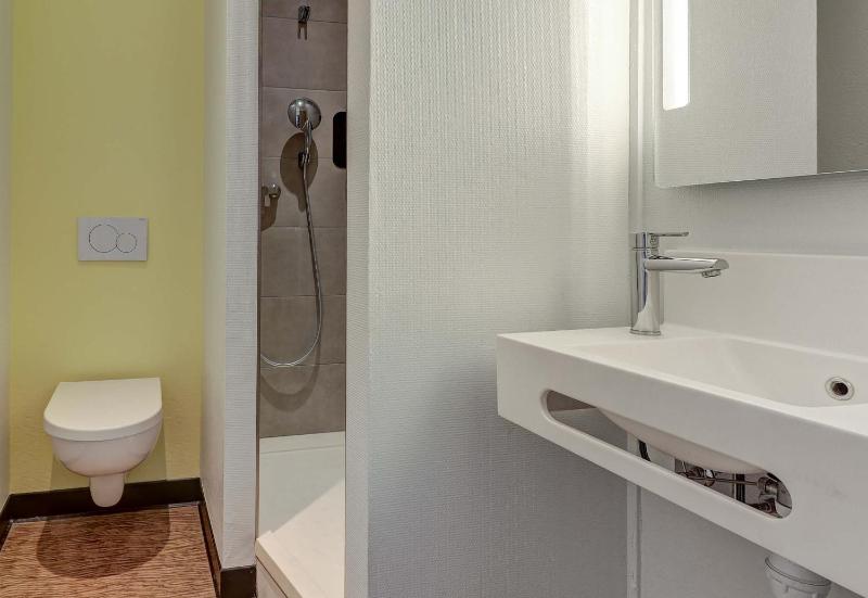 Twin Room image 4