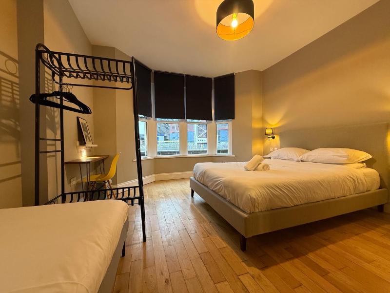 Triple Room with Shared Bathroom image 3