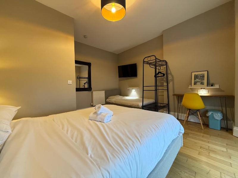 Triple Room with Shared Bathroom image 4