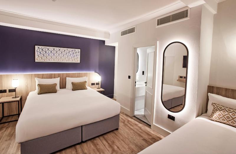 Deluxe Family Room image 3