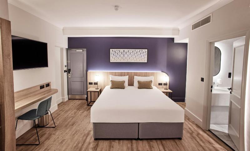 Deluxe Family Room image 4
