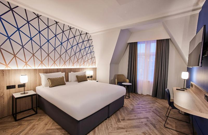 Deluxe King Room image 4