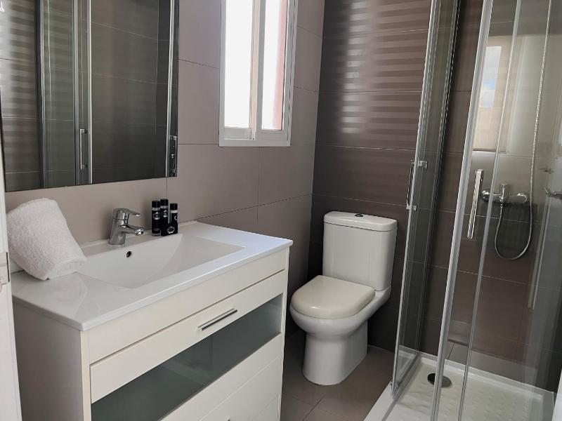 Classic Two-Bedroom Apartment with Terrace - Avenida Maria Cristina 6  image 2