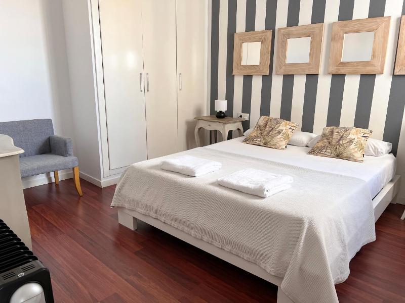 Classic Two-Bedroom Apartment with Terrace - Avenida Maria Cristina 6  image 1