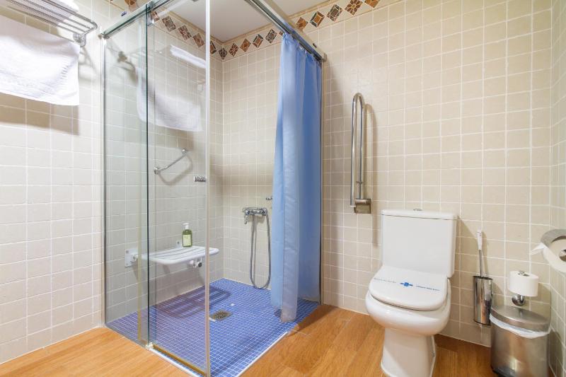 Twin Room - Disability Access image 2