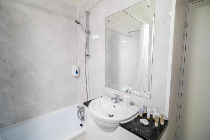 Standard Twin Room image 4
