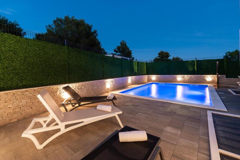 CROWONDER Villa Nika - Villa with Heated Swimming Pool Jacuzzi and Sauna - image 7