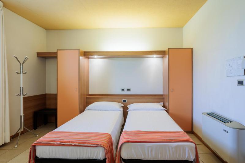 Twin Room image 3