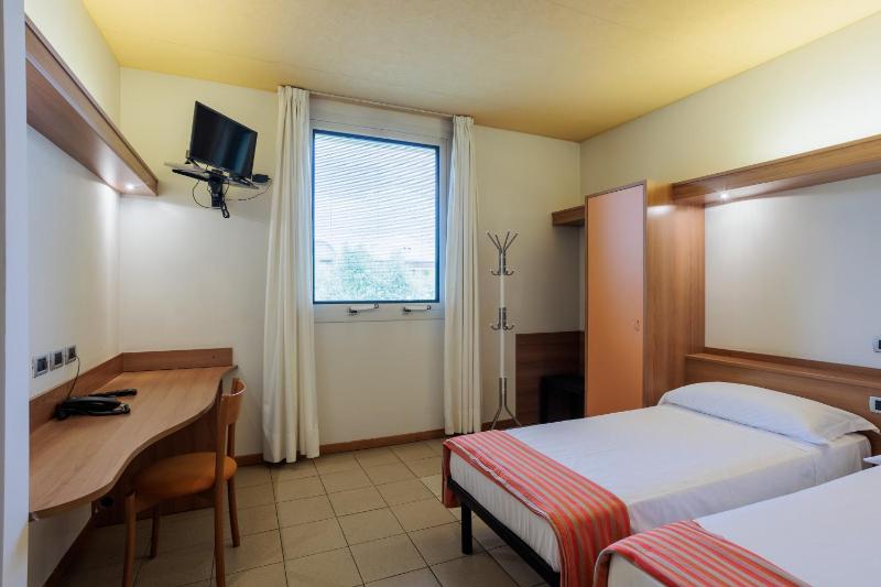 Twin Room image 2