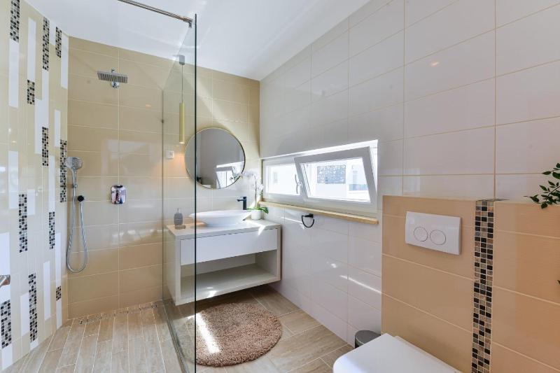 CROWONDER Villa Adriana - Villa with Heated Swimming Pool Jacuzzi and Sauna - image 27
