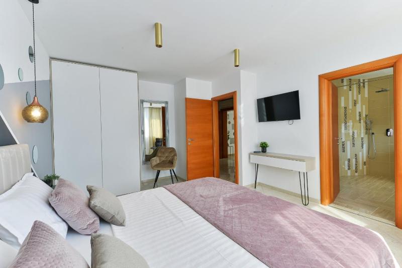 CROWONDER Villa Adriana - Villa with Heated Swimming Pool Jacuzzi and Sauna - image 5