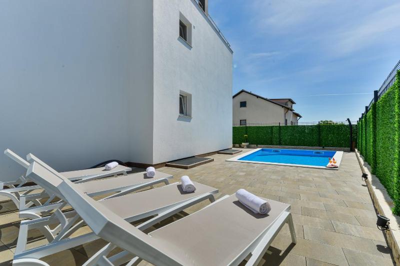 CROWONDER Villa Adriana - Villa with Heated Swimming Pool Jacuzzi and Sauna - image 2