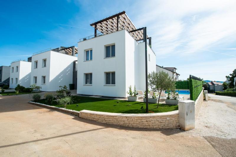 CROWONDER Villa Adriana - Villa with Heated Swimming Pool Jacuzzi and Sauna - image 8