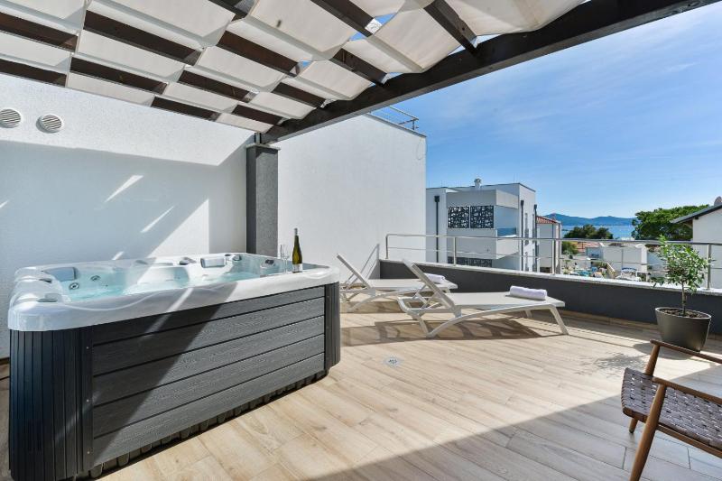 CROWONDER Villa Adriana - Villa with Heated Swimming Pool Jacuzzi and Sauna - image 13