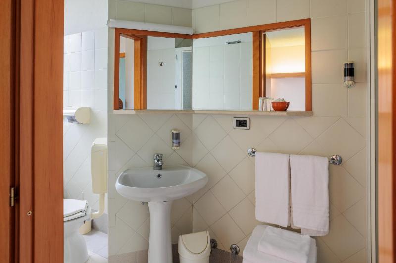 Double Room image 4