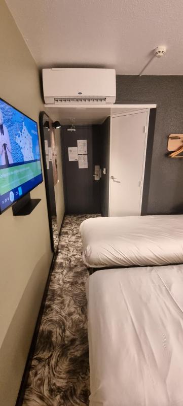 Twin Room image 4