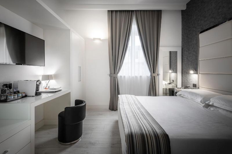 Standard Double Room image 3