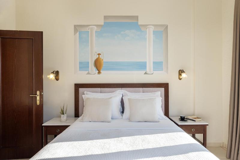 Superior Double Room with Side Sea View image 1