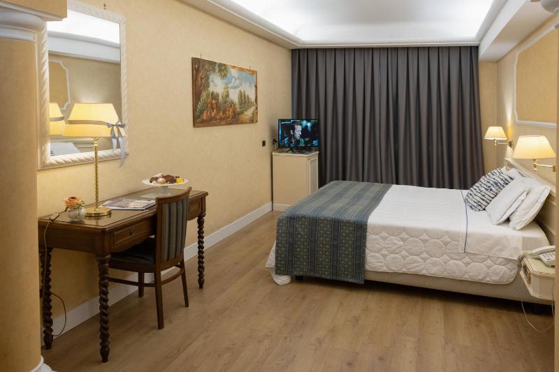 Family Room image 3