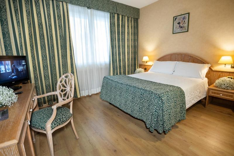 Deluxe Suite with Spa Bath image 3