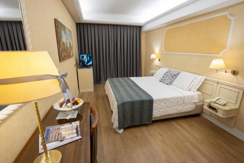Standard Double Room image 3