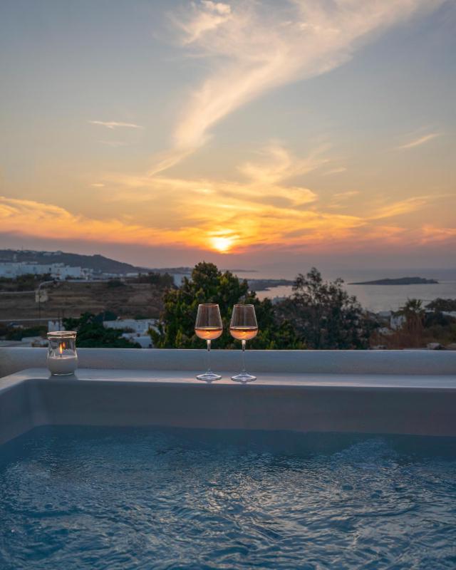 Deluxe Two-Bedroom Suite with Outdoor Hot Tub image 2
