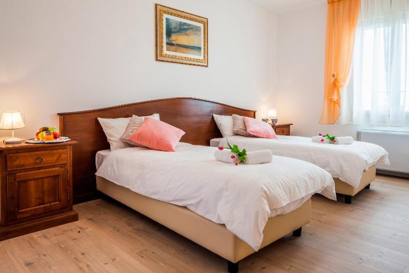 Twin Room image 2