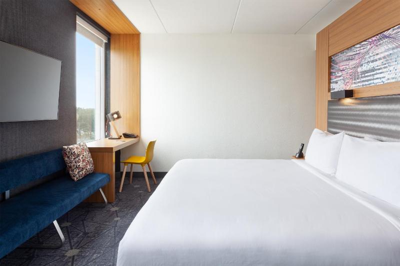 Guest Room, 1 King image 2