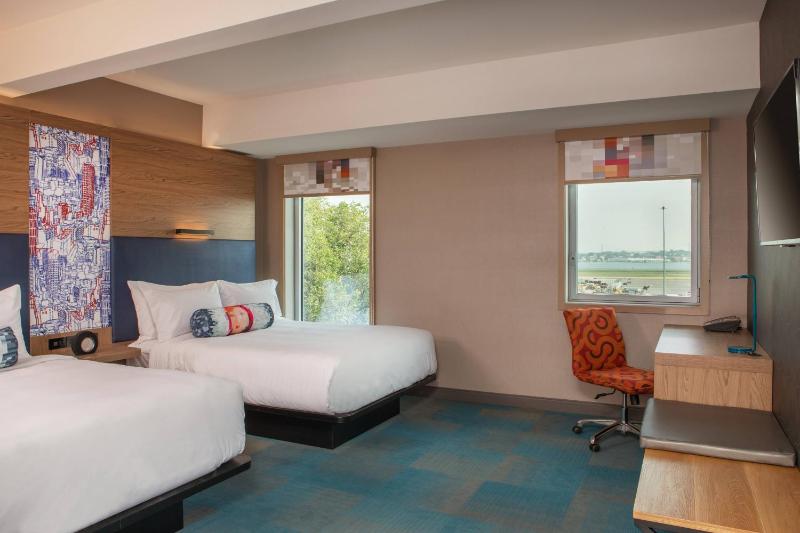 Aloft Queen Room - Mobility Accessible with Tub image 2