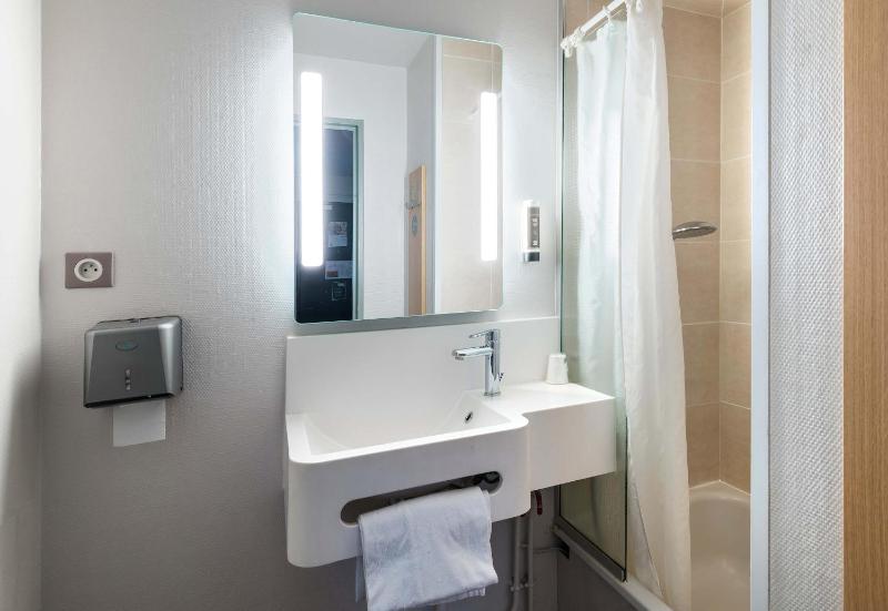 Twin Room image 4