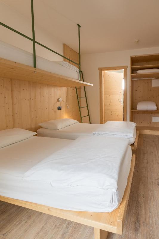 Standard Triple Room image 3