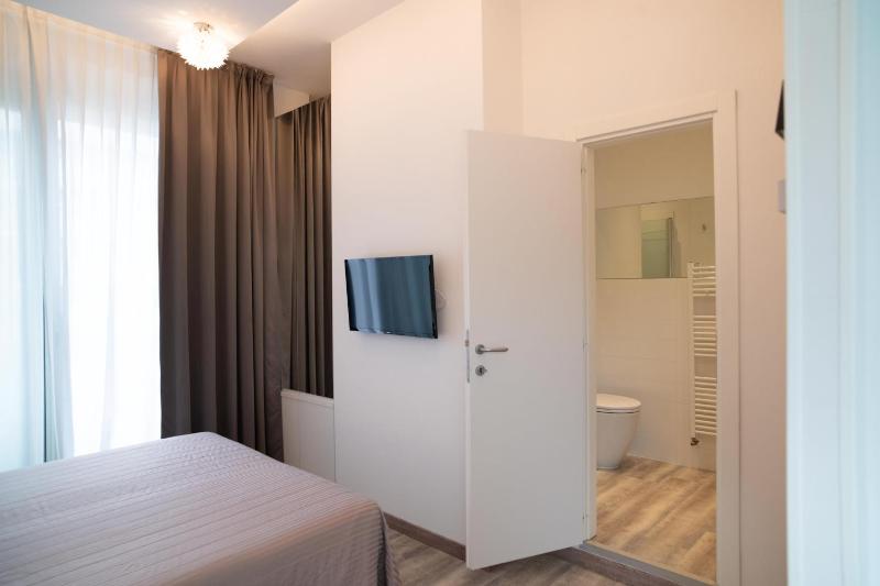 Triple Room with Side Sea View image 4