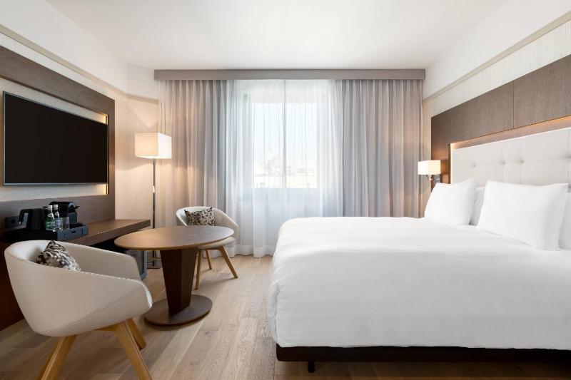 Standard Double Room image 3