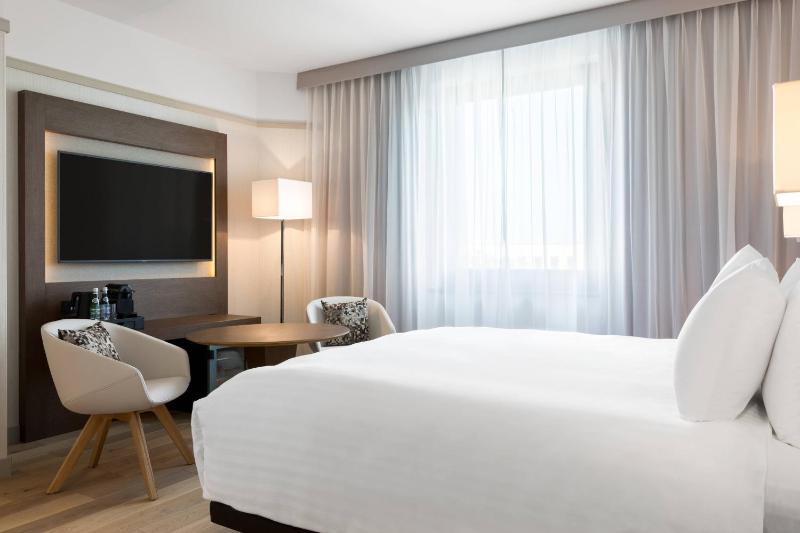 Standard Double Room image 4