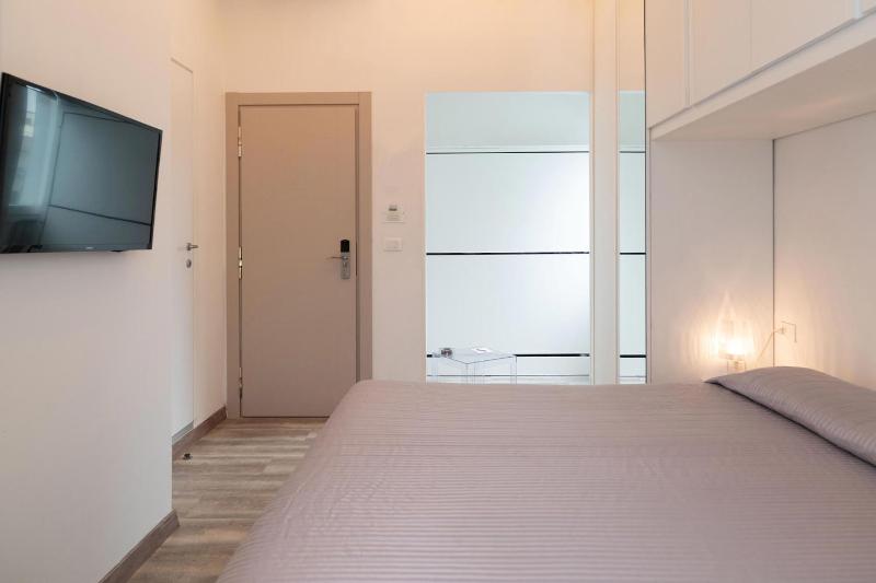 Triple Room with Side Sea View image 3