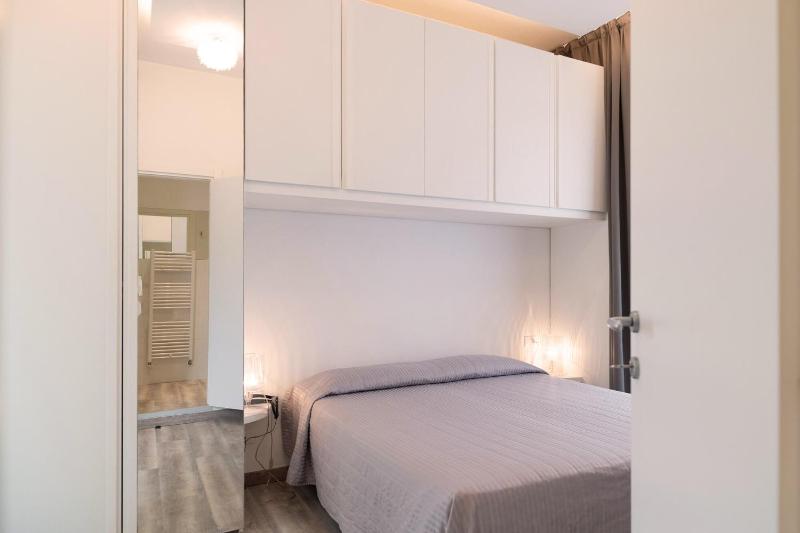 Triple Room with Side Sea View image 2