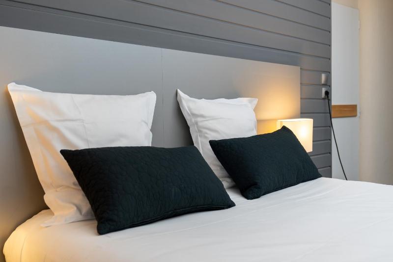 Deluxe Double Room with Balcony & lake view image 3