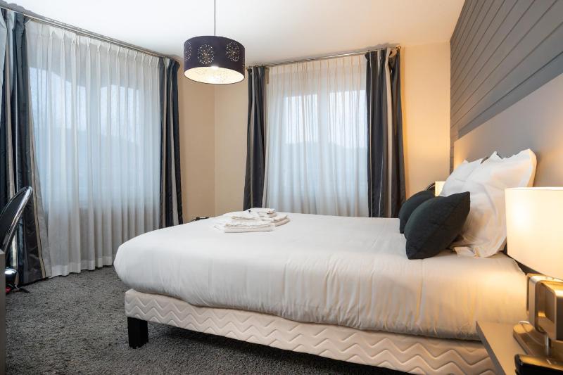 Deluxe Double Room with Balcony & lake view image 2