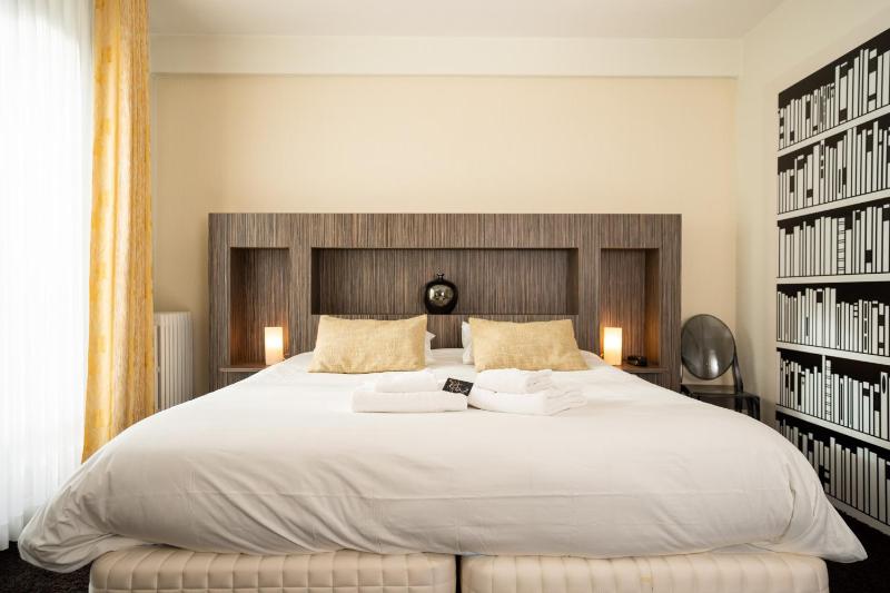 Deluxe Double Room with Balcony & lake view image 4