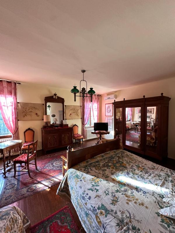 Double Room with Shared Bathroom image 2