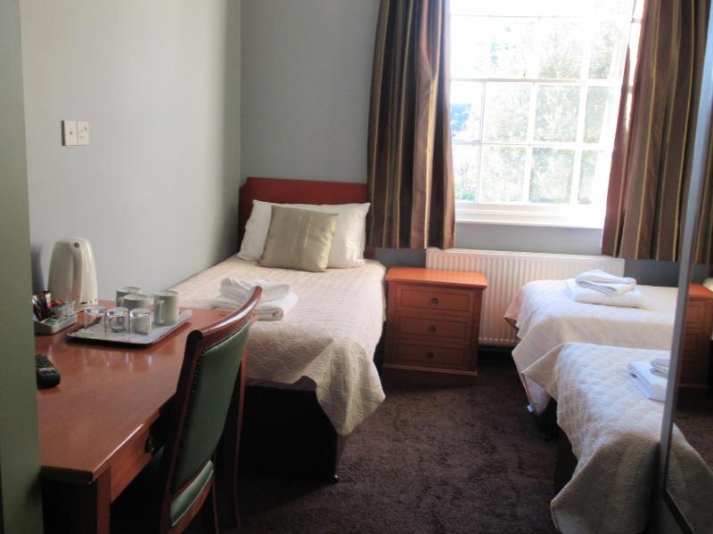 Triple Room with Shower image 3