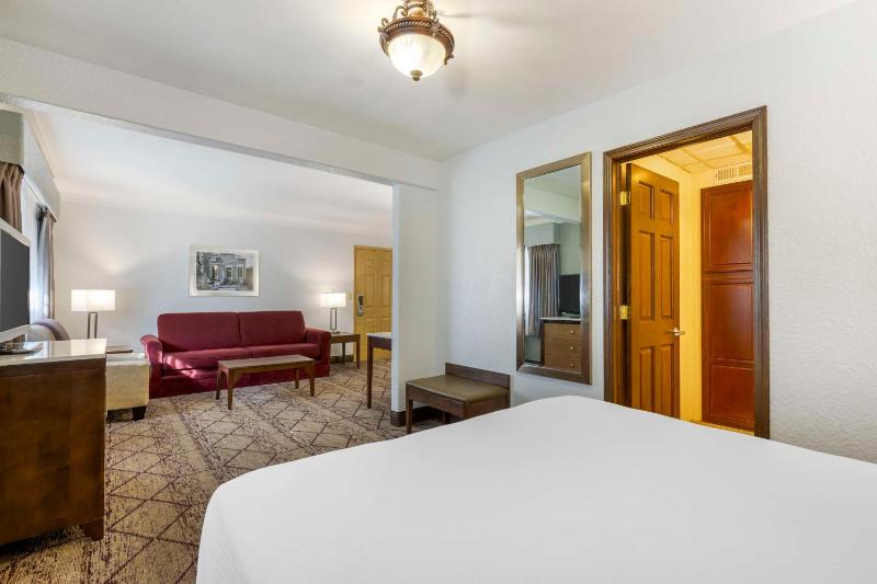 Large Queen Room with Sofa Bed and Kitchenette- Non smoking image 3