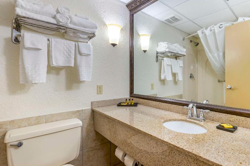 Queen Room with Two Queen Beds - Non Smoking image 2