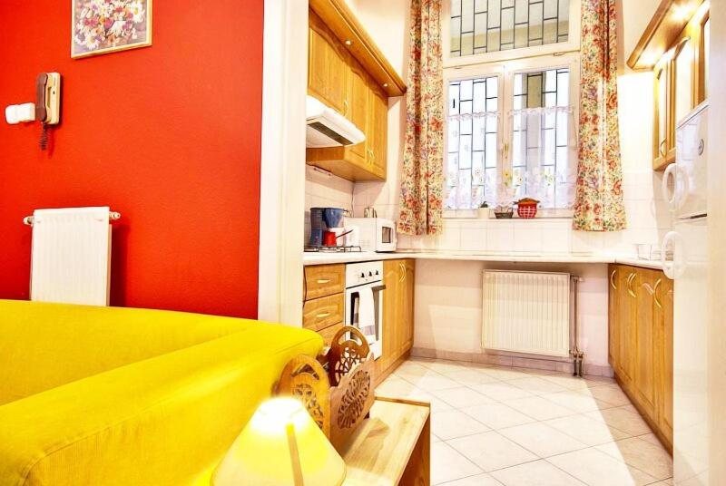Vibrant 3 Bedroom Apartment In The Pulsing Heart Of Budapest - image 2