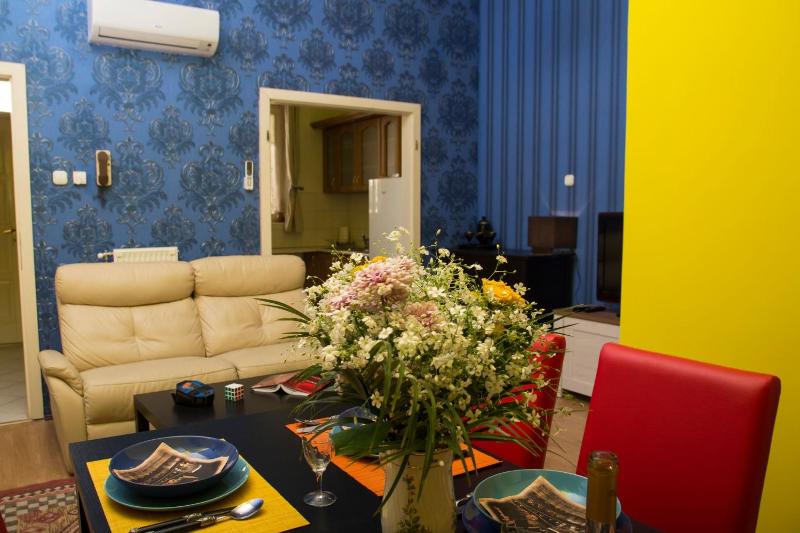 Vibrant 3 Bedroom Apartment In The Pulsing Heart Of Budapest - image 5